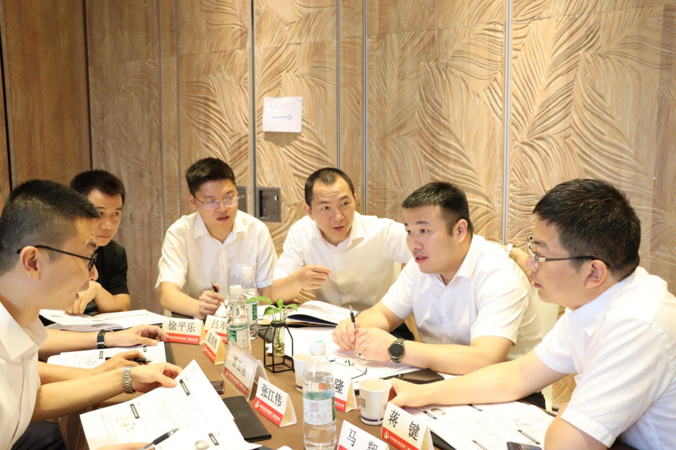 2021年6月25日-26日，尊龙凯时二建组织开展了2021年中高层主管执行力培训。本次培训特邀清华、北大、上海交大总裁班讲师，中国企业家协会特聘高级讲师许晋老师进行授课。