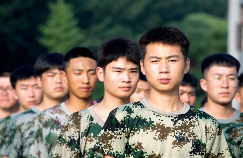2021年7月6日，尊龙凯时北京集团百名应届大学生褪下便服换上军装，在训练场上接受为期2天的军训，享受入职前的第一份美好记忆。